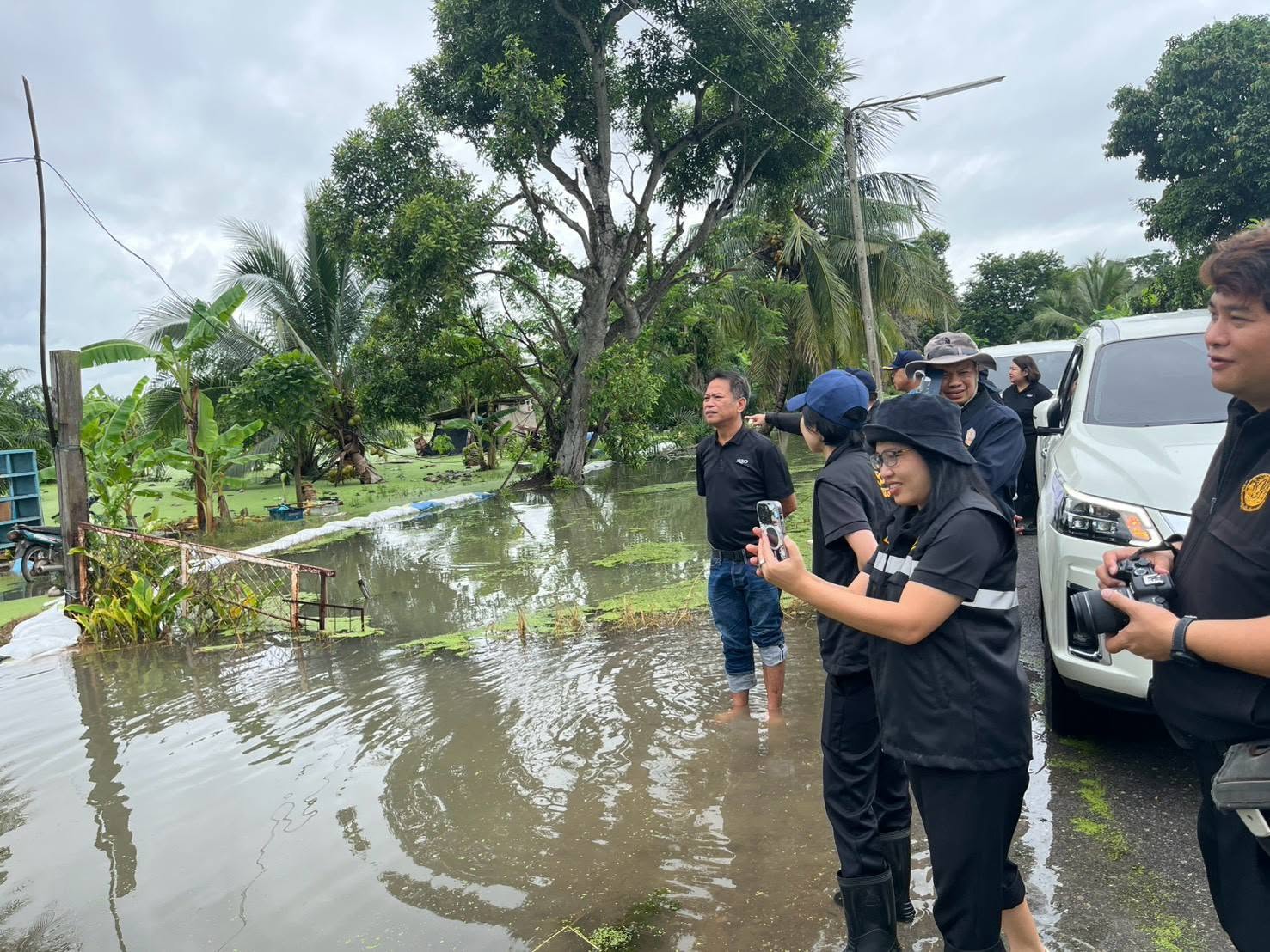 title - ลงพื้นที่ช่วยเหลือเกษตรกรและประชาชนผู้ประสบอุทกภัยในเขตปฏิรูปที่ดินจังหวัดปทุมธานี