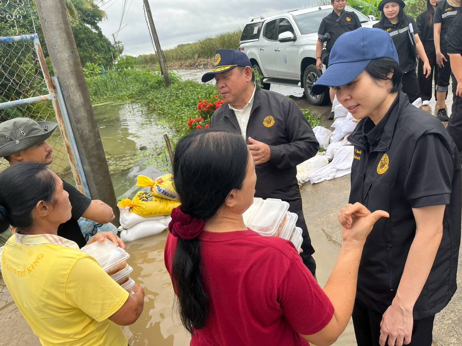 title - ลงพื้นที่ช่วยเหลือเกษตรกรและประชาชนผู้ประสบอุทกภัยในเขตปฏิรูปที่ดินจังหวัดปทุมธานี