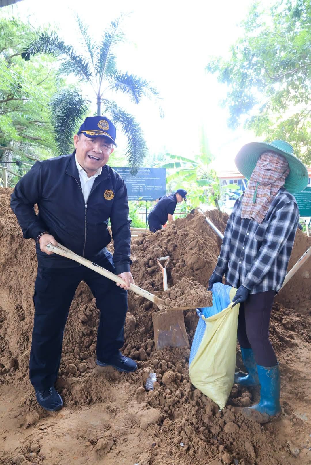 title - ลงพื้นที่ช่วยเหลือเกษตรกรและประชาชนผู้ประสบอุทกภัยในเขตปฏิรูปที่ดินจังหวัดปทุมธานี
