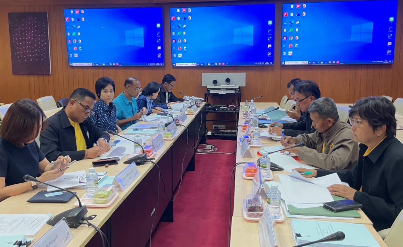ปฏิรูปที่ดินจังหวัดปทุมธานี เข้าร่วมประชุมคณะกรรมการเช่าที่ดินเพื่อเกษตรกรรมประจำจังหวัด (คชก.จังหวัด) เพื่อพิจารณาอุทธรณ์คำวินิจฉัยของคณะกรรมการเช่าซื้อที่ดินเพื่อเกษตรกรรมประจำตำบล (คชก.ตำบล)