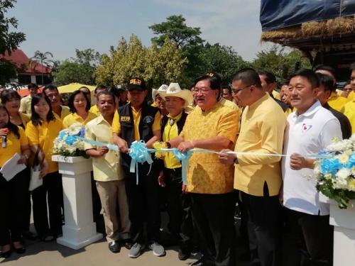 นางสาวพจนันท์ กองมาก ปฏิรูปที่ดินจังหวัดปทุมธานี ร่วมกิจกรรม ปล่อยคาราวานรถบรรทุกฟางอัดก้อน เพื่อช่วยเหลือผู้ประสบภัยน้ำท่วมภาคอีสาน 