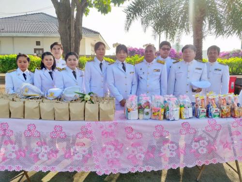  นางสาวพจนันท์ กองมาก ปฏิรูปที่ดินจังหวัดปทุมธานี ร่วมพิธีทำบุญตักบาตรบำเพ็ญกุศลและพิธีจุดเทียน เนื่องในวันคล้ายวันสวรรคต พระบาทสมเด็จพระบรมชนกาธิเบศร มหาภูมิพลอดุลยเดชมหาราช บรมนาถบพิตร