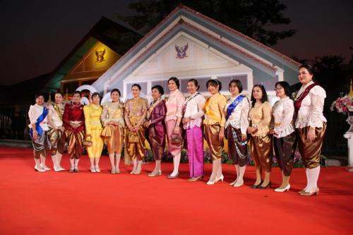 นางสาวพจนันท์ กองมาก ปฏิรูปที่ดินจังหวัดปทุมธานี และเจ้าหน้าที่ ส.ป.ก. ปทุมธานี แต่งกายชุดไทยย้อนยุค สมัยราชการที่ 5 ร่วมงาน 100 ปี ศาลจังหวัดปทุมธานี 