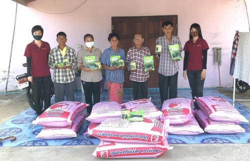 ส.ป.ก.ปทุมธานี โดยกลุ่มยุทธศาสตร์ฯ สนับสนุนปัจจัยการผลิต (ปุ๋ยอินทรีย์และเมล็ดพันธุ์ผัก)โครงการส่งเสริมและสร้างทักษะในการประกอบอาชีพทั้งในและนอกภาคเกษตร กิจกรรมส่งเสริมและพัฒนาเกษตรทฤษฎีใหม่ในเขตปฏิรูปที่ดิน ประจำปี 2563