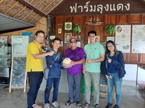 นางสุภา  อินทปัชฌาย์ ปฏิรูปที่ดินจังหวัดปทุมธานี มอบหมาย นางสาวรัตนาพร แก้วข่อนแก่น รักษาราชการแทนผู้อำนวยการกลุ่มยุทธศาสตร์และการปฏิรูปที่ดิน นำเจ้าหน้าที่กลุ่มวิจัยฯ สำนักวิชาการและแผนงาน ลงพื้นที่สัมภาษณ์เชิงลึกเกษตรกร ในเขตปฏิรูปที่ดินจังหวัดปทุมธานี