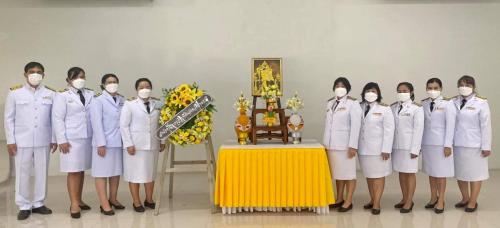 นางสุภา อินทปัชฌาย์ ปฏิรูปที่ดินจังหวัดปทุมธานี เป็นประธานในพิธีวางพวงมาลาและกล่าวน้อมรำลึก ในพระมหากรุณาธิคุณ เบื้องหน้าพระบรมฉายาลักษณ์พระบาทสมเด็จพระบรมชนกาธิเบศร มหาภูมิพลอุลยเดชมหาราช บรมนาถบพิตร เนื่องในวันคล้ายวันสวรรคต 13 ตุลาคม 2564