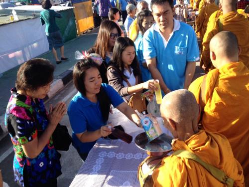 วันแม่แห่งชาติ12 สิงหาคม2557(ภาคเช้า)พิธีทำบุญตักบาตร  