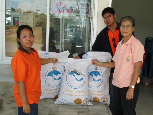 การมอบพันธุ์ข้าวพระราชทานโครงการสายใยรักแห่งครอบครัวฯ  