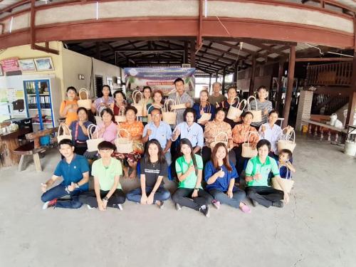 ส.ป.ก.ปทุมธานี จัดอบรมเกษตรกร โครงการส่งเสริมและอนุรักษ์หัตถกรรมพื้นบ้านในเขตปฏิรูปที่ดินจังหวัดปทุมธานี  ปีงบประมาณ 2562 ณ ที่ทำการผู้ใหญ่บ้าน หมู่ที่ 6 ตำบลบึงชำอ้อ อำเภอหนองเสือ จังหวัดปทุมธานี