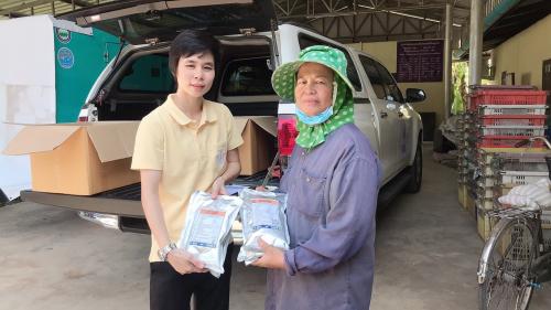 ส.ป.ก.ปทุมธานี สนับสนุนเมตาเวอเรีย (จุลินทรีย์ป้องกันแมลง) แก่เกษตรกรที่ดินพระราชทาน 