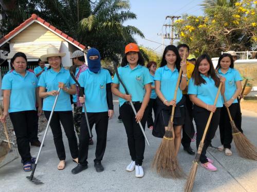 นางสาวพจนันท์ กองมาก ปฏิรูปที่ดินจังหวัดปทุมธานี ส.ป.ก. ปทุมธานี จัดกิจกรรม Big Cleaning Day บริเวณด้านหน้า สำนักงาน ส.ป.ก.ปทุมธานี 