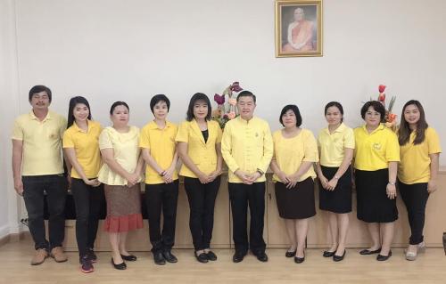 นางสาวพจนันท์ กองมาก ปฏิรูปที่ดินจังหวัดปทุมธานี พร้อมด้วยเจ้าหน้าที่ ส.ป.ก.ปทุมธานี เข้ารดน้ำขอพรและถ่ายรูปหมู่ร่วมกันเนื่องในประเพณีวันสงกรานต์ ประจำปี ๒๕๖๒