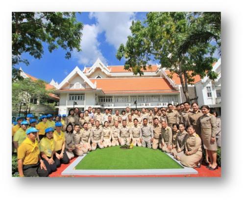 นางสาวพจนันท์ กองมาก ปฏิรูปที่ดินจังหวัดปทุมธานี พร้อมด้วยหัวหน้าส่วนราชการและ ประชาชนจิตอาสาจังหวัดปทุมธานี เข้าร่วมพิธีปลูกต้นไม้มงคลพระราชทาน เนื่องในโอกาสมหามงคลพระราชพิธีบรมราชาภิเษก