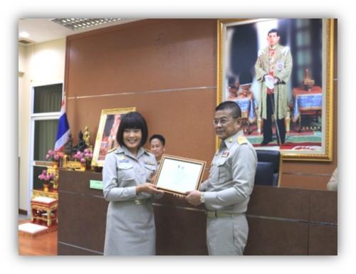 นางสาวพจนันท์ กองมาก ปฏิรูปที่ดินจังหวัดปทุมธานี ได้รับเกียรติบัตร หน่วยงานที่ส่งเสริมการใช้ผ้าไทยดีเด่น จังหวัดปทุมธานี ประจำเดือนเมษายน 2562