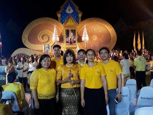 นางสาวพจนันท์ กองมาก ปฏิรูปที่ดินจังหวัดปทุมธานี พร้อมด้วยเจ้าหน้าที่ ส.ป.ก. ปทุมธานี ร่วมงานการแสดงมหรสพสมโภช เนื่องในโอกาสมหามงคล พระราชพิธีบรมราชาภิเษก จังหวัดปทุมธานี ณ หน้าศาลากลางจังหวัด
