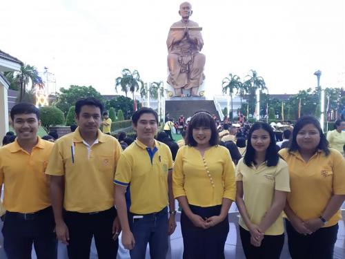 นางสาวพจนันท์ กองมาก ปฏิรูปที่ดินจังหวัดปทุมธานี พร้อมด้วยเจ้าหน้าที่ ส.ป.ก. ปทุมธานี ร่วมงานการแสดงมหรสพสมโภช เนื่องในโอกาสมหามงคล พระราชพิธีบรมราชาภิเษก จังหวัดปทุมธานี ณ วัดโบสถ์ อำเภอสามโคก จังหวัดปทุมธานี