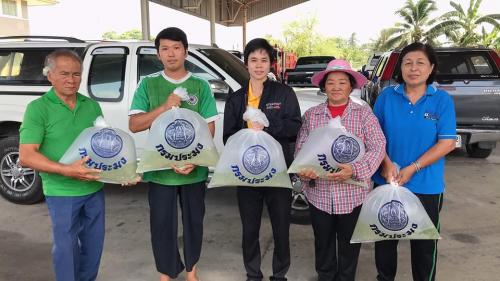 ส.ป.ก.ปทุมธานี ร่วมกับ กรมประมง มอบพันธุ์ปลากินพืช จำนวน 500 ตัว ให้กับเกษตรกร จำนวน 89 ราย ที่เข้าร่วมโครงการ 5 ประสาน สืบสานเกษตรทฤษฎีใหม่ ถวายในหลวง ปี 2561