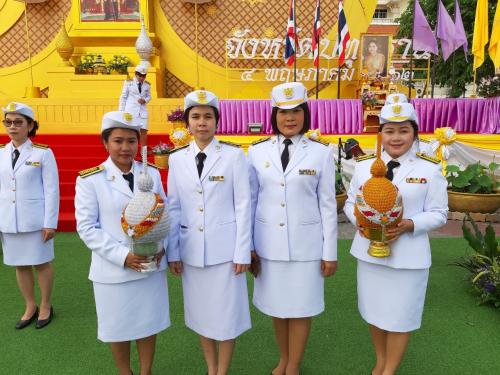 นางสาวพจนันท์ กองมาก ปฏิรูปที่ดินจังหวัดปทุมธานี พร้อมด้วยเจ้าหน้าที่ ส.ป.ก. ปทุมธานี เข้าร่วมพิธีถวายเครื่องราชสักการะ จุดเทียนถวายพระพรชัยมงคล เพื่อเฉลิมพระเกียรติสมเด็จพระนางเจ้าฯ พระบรมราชินีเนื่องในโอกาสวันเฉลิมพระชนมพรรษา 