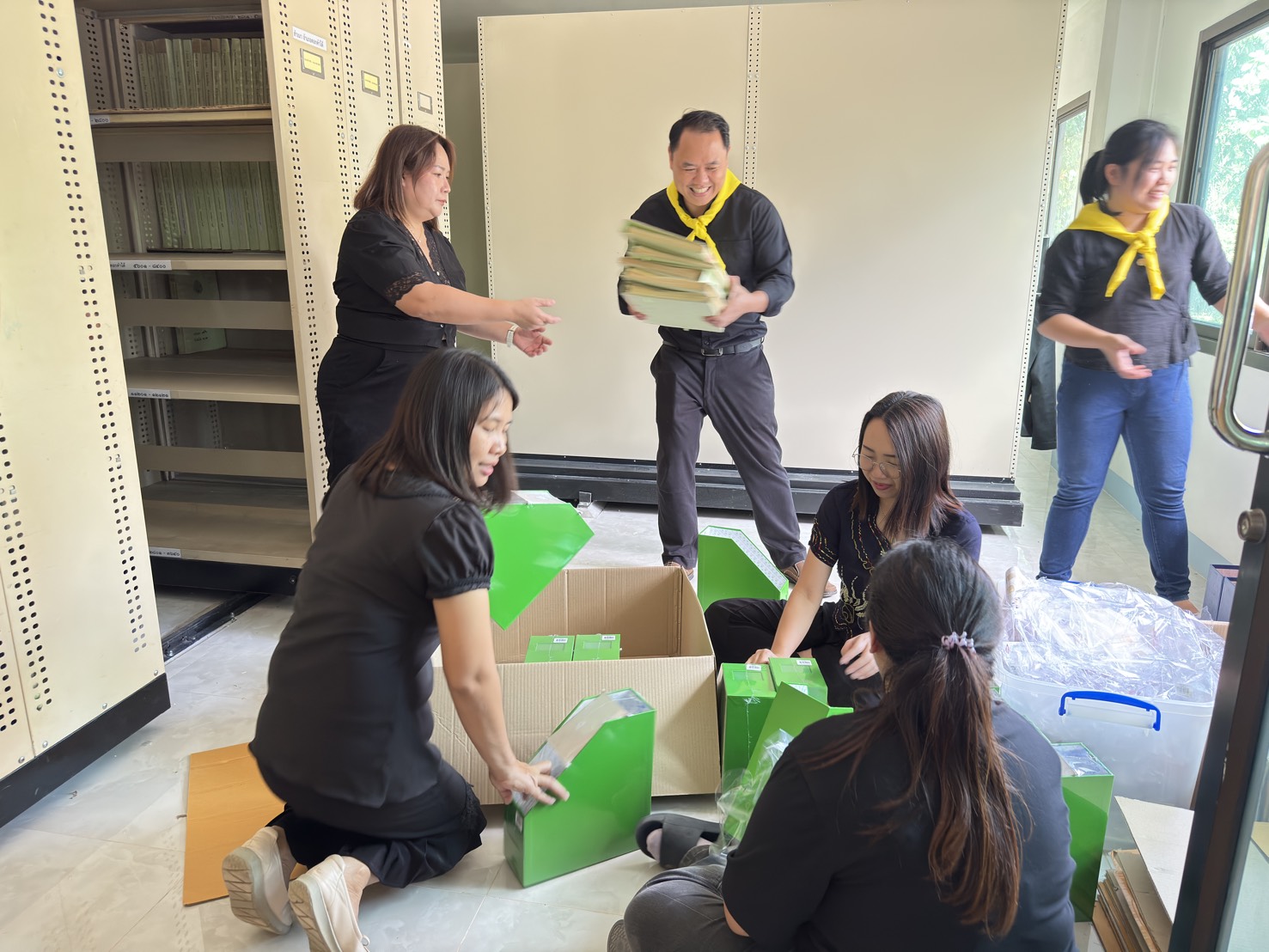 วันที่ 31 ตุลาคม 2568 นายธีรวุฒิ สมปัญญา ปฏิรูปที่ดินจังหวัดพะเยา พร้อมด้วย ข้าราชการ พนักงานราชการ ลูกจ้างจ้างเหมาบริการ ร่วมกันจัดกิจกรรม “จิตอาสาบำเพ็ญสาธารณประโยชน์และบำเพ็ญกุศล” เนื่องในวันสำคัญของชาติ วันนวมินทรมหาราชและวันปิยมหาราช เพื่อแสดงความจงรักภักดีและรำลึกในพระมหากรุณาธิคุณของพระบาทสมเด็จพระจุลจอมเกล้าเจ้าอยู่หัว และพระบาทสมเด็จพระบรมชนกาธิเบศร มหาภูมิพลอดุลยเดชมหาราช บรมนาถบพิตร ในการนี้ เจ้าหน้าที่ทุกฝ่ายของสำนักงานฯ ได้ร่วมแรงร่วมใจกันดำเนินกิจกรรม จัดระเบียบและปรับปรุงห้องสารบบที่ดิน ให้เป็นระเบียบเรียบร้อย สะอาด และพร้อมใช้งาน เพื่อประโยชน์ในการปฏิบัติงานและให้บริการแก่ประชาชนอย่างมีประสิทธิภาพ กิจกรรมในครั้งนี้สะท้อนให้เห็นถึงความสามัคคีของเจ้าหน้าที่ ส.ป.ก.พะเยา ในการร่วมทำความดีเพื่อสังคม และสืบสานพระราชปณิธานในการบำเพ็ญสาธารณประโยชน์เพื่อส่วนรวม