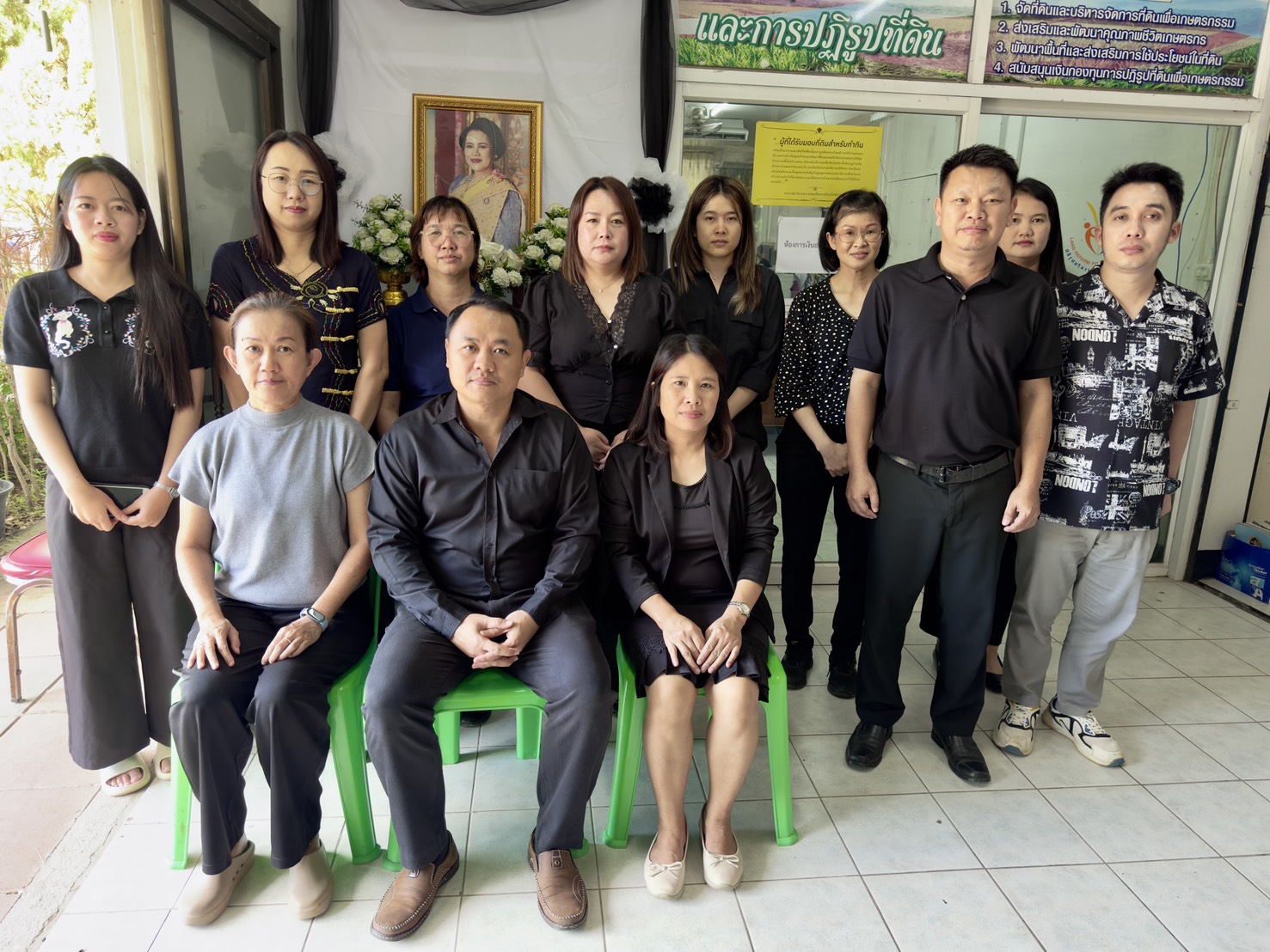 วันศุกร์ที่ 31 ตุลาคม 2568 สำนักงานการปฏิรูปที่ดินจังหวัดพะเยา นำโดย นายธีรวุฒิ สมปัญญา ปฏิรูปที่ดินจังหวัดพะเยา พร้อมด้วยข้าราชการ พนักงานราชการ ลูกจ้างจ้างเหมาบริการ ร่วมกันถวายอาลัยแด่สมเด็จพระนางเจ้าสิริกิติ์ พระบรมราชินีนาถ พระบรมราชชนนีพันปีหลวง โดยการ ยืนสงบนิ่ง เพื่อน้อมรำลึกใน พระมหากรุณาธิคุณอันหาที่สุดมิได้ ที่ทรงมีต่อประเทศชาติและพสกนิกรชาวไทย การจัดกิจกรรมดังกล่าวจัดขึ้น ณ บริเวณหน้าอาคารสำนักงานการปฏิรูปที่ดินจังหวัดพะเยา เพื่อเป็นการแสดงความจงรักภักดี และสำนึกในพระมหากรุณาธิคุณอย่างหาที่สุดมิได้