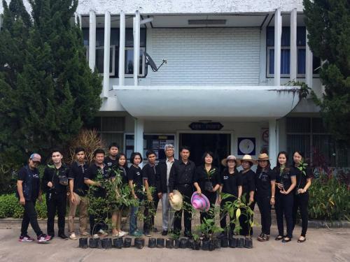 ปลูกต้นไม้บริเวณสำนักงานการปฏิรูปที่ดินจังหวัดพะเยา และถนนรอบสำนักงานฯ   	เพื่อร่วมกิจกรรมเฉลิมพระเกียรติสมเด็จพระเจ้าอยู่หัว มหาวชิราลงกรณ บดินทรเทพยวรางกูร 	เนื่องในโอกาสวันเฉลิมพระชนมพรรษา 65 พรรษา 28 กรกฎาคม 2560