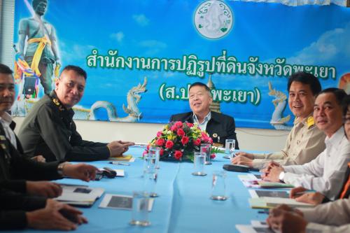 วันที่ 29 มีนาคม 2561 พล.ต.ทัพ อุทิตสาร ผู้ช่วยผู้อำนวยการกองอำนวยการรักษาความมั่งคง      ภายในราชอาณาจักร (ศปป.กอ.รมน.)พร้อมด้วยคณะและกอ.รมน.จังหวัดพะเยา เข้ารับฟังการบริหารจัดการที่ดินเพื่อประกอบกิจการสนับสนุนหรือเกี่ยวเนื่องกับการปฏิรูปที่ดิน 