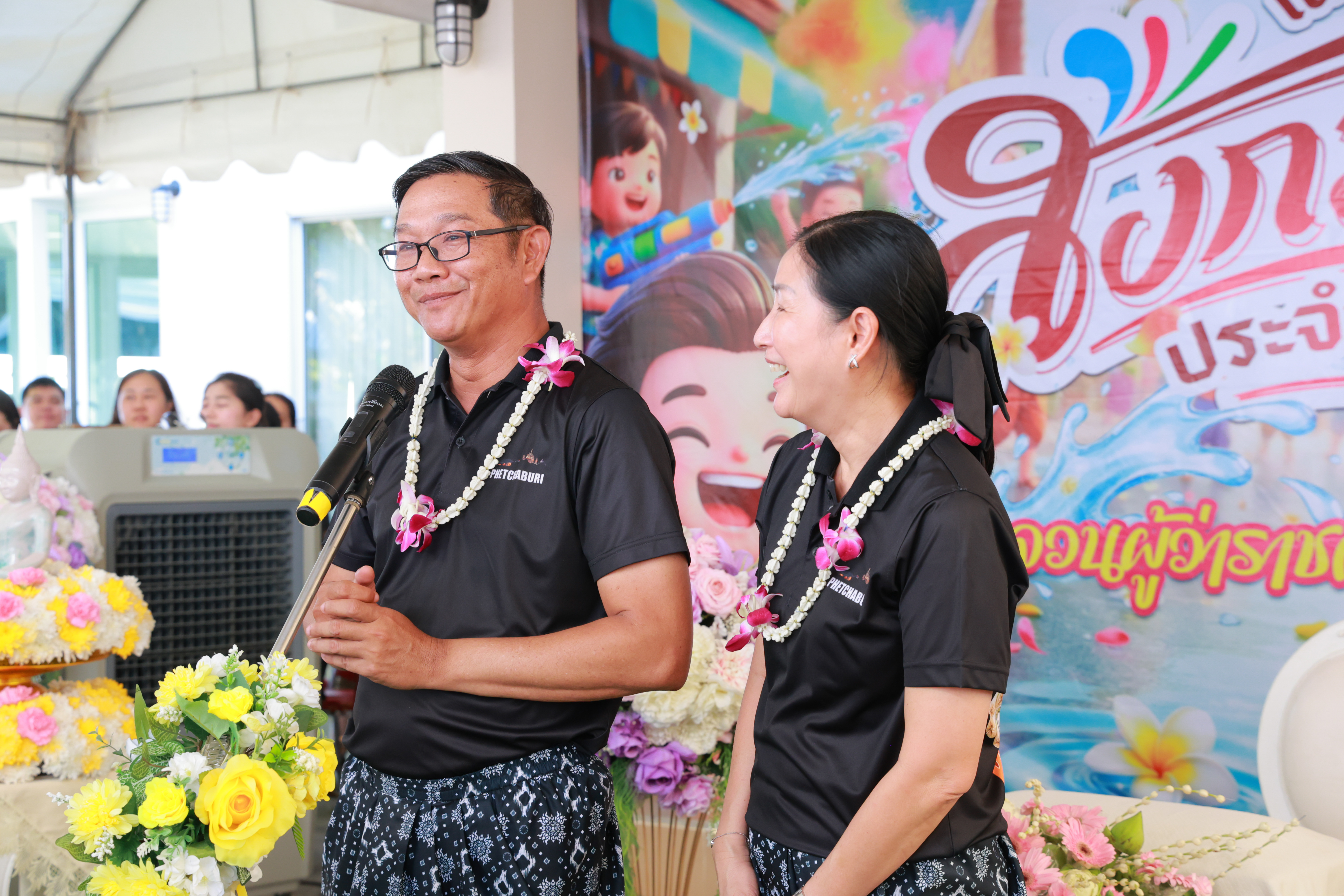 ปฏิรูปที่ดินจังหวัดเพชรบุรี พร้อมด้วยเจ้าหน้าที่ ส.ป.ก.เพชรบุรี ร่วมพิธีรดน้ำขอพรผู้บริหารจังหวัด เพื่อเสริมความเป็นสิริมงคลเนื่องในโอกาสต้อนรับปีใหม่ไทย 2569 และเพื่ออนุรักษ์และสืบสานประเพณีสงกรานต์อันดีงามของไทย