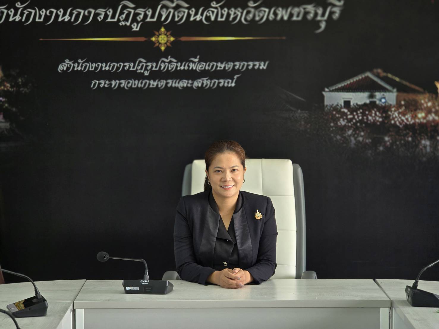 ปฏิรูปที่ดินจังหวัดเพชรบุรี มอบหมายกลุ่มการเงินบัญชีและจัดเก็บผลประโยชน์ ดำเนินการจัดทำสัญญากู้ยืมเงินกองทุนการปฏิรูปที่ดินเพื่อเกษตรกรรม และมอบสินเชื่อให้แก่เกษตรกรในเขตปฏิรูปที่ดินจังหวัดเพชรบุรี