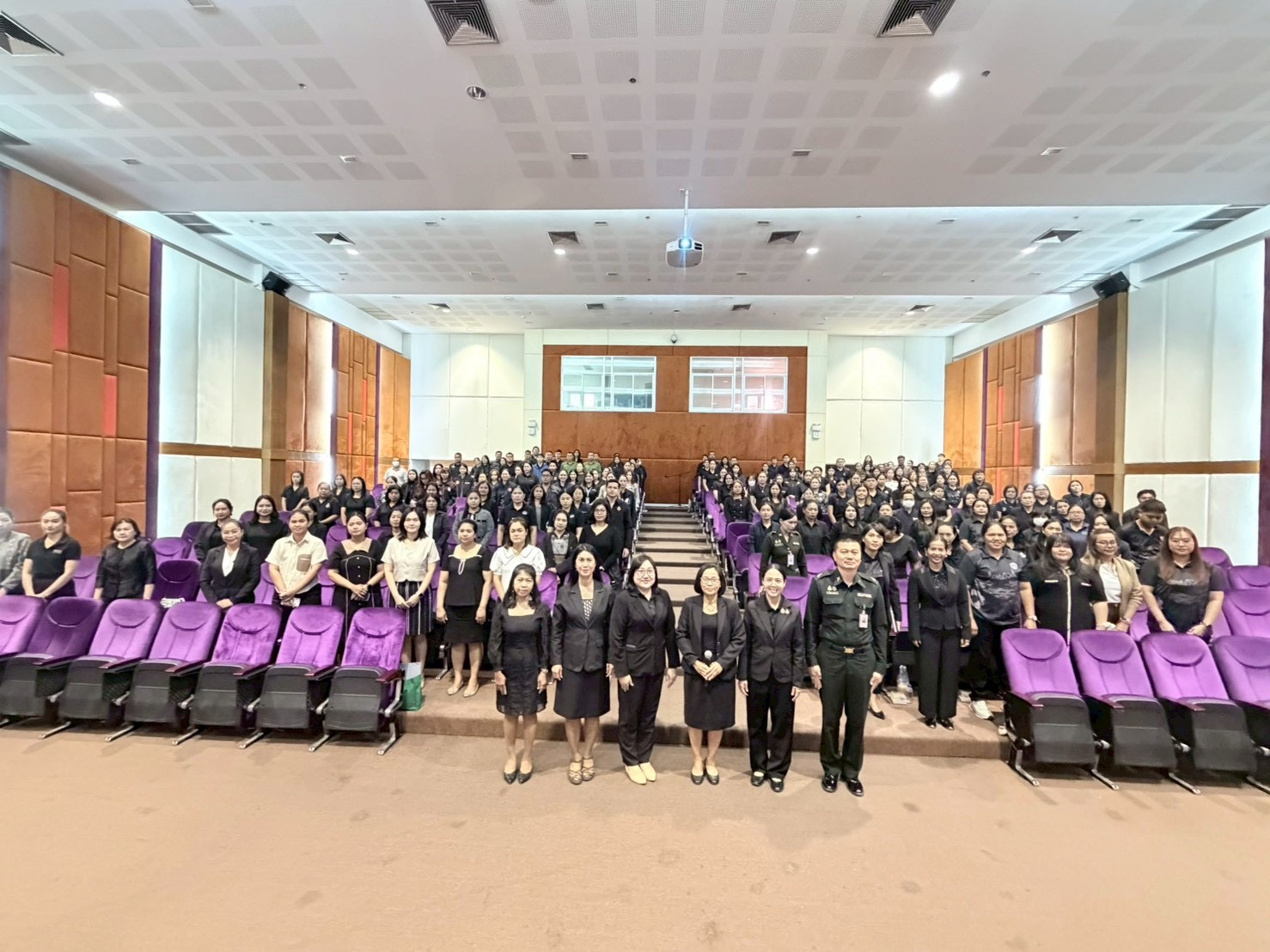 ปฏิรูปที่ดินจังหวัดเพชรบุรี มอบหมายให้ นางสาวนงลักษณ์ เล็กน้อย เจ้าพนักงานธุรการชำนาญงาน และ นางสาวขวัญใจ เพชรสวน นักวิชาการปฏิรูปที่ดินชำนาญการ ร่วมโครงการฝึกอบรม หลักสูตร การเพิ่มประสิทธิภาพการจัดซื้อจัดจ้าง สำหรับผู้ปฏิบัติงานของส่วนราชการ ประจำปีงบประมาณ พ.ศ. 2569