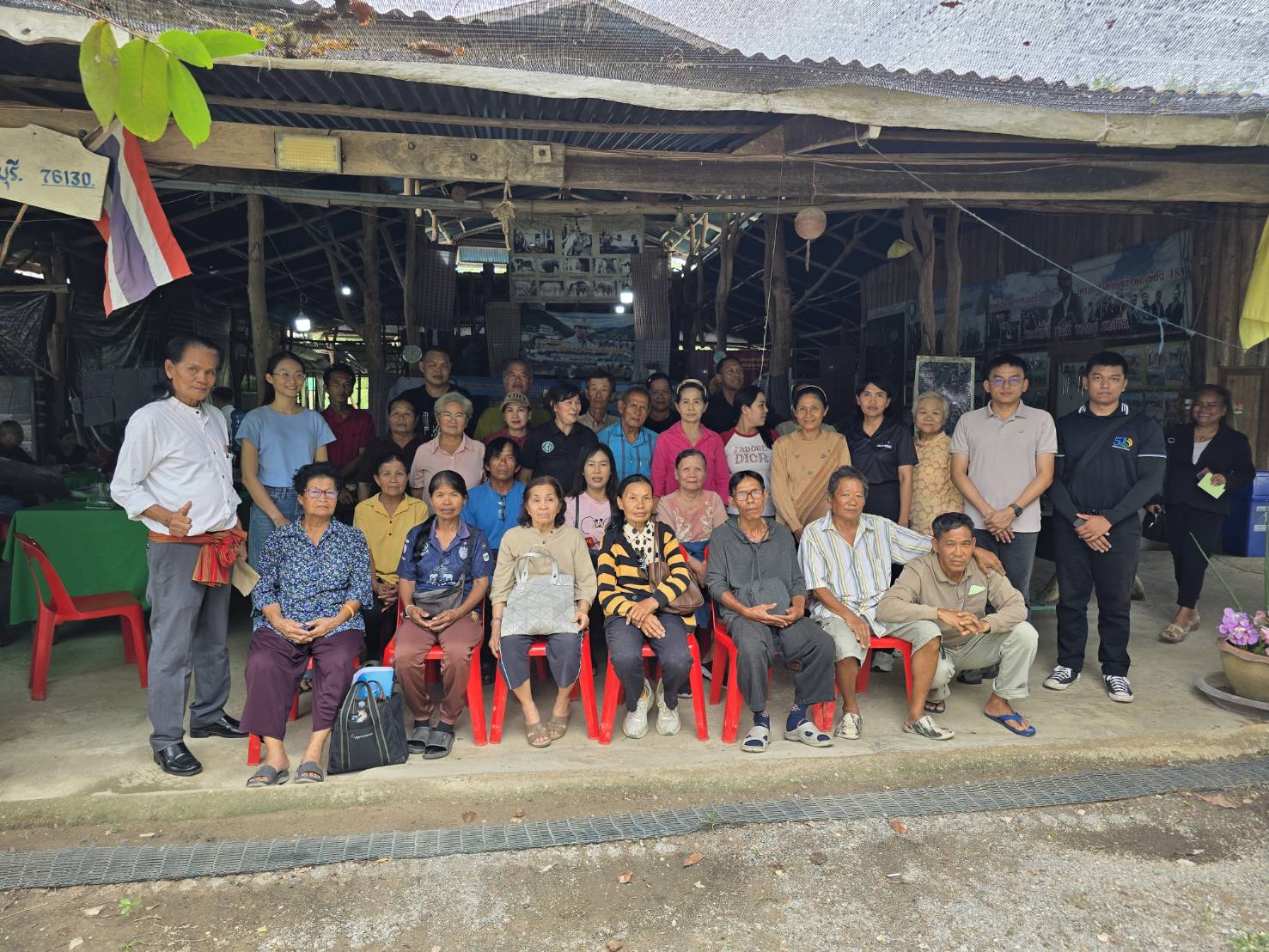 ปฏิรูปที่ดินจังหวัดเพชรบุรี มอบหมายให้นางสาวขวัญใจ เพชรสวน นักวิชาการปฏิรูปที่ดินชำนาญการ และเจ้าหน้าที่ ส.ป.ก.เพชรบุรี ร่วมประชุมการชี้แจงโครงการบ้านมั่นคงของสถาบันพัฒนาองค์กรชุมชน (องค์การมหาชน) (ข่าวแชร์)