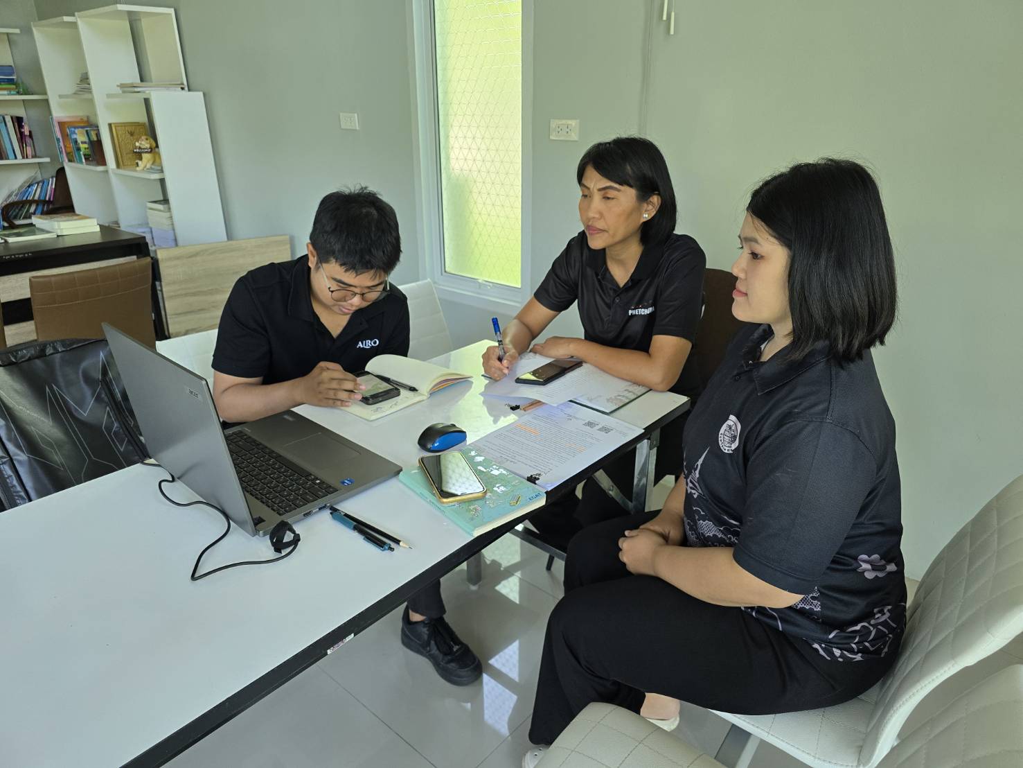 ปฏิรูปที่ดินจังหวัดเพชรบุรี มอบหมายให้ เจ้าหน้าที่ ส.ป.ก. ร่วมประชุมชี้แจงเตรียมความพร้อมติดตามและประเมินผลโครงการก่อสร้างบ่อบาดาลและระบบสูบส่งน้ำโซล่าร์เซลล์เพื่อการเกษตรในเขตปฏิรูปที่ดิน ปีงบประมาณ 2569