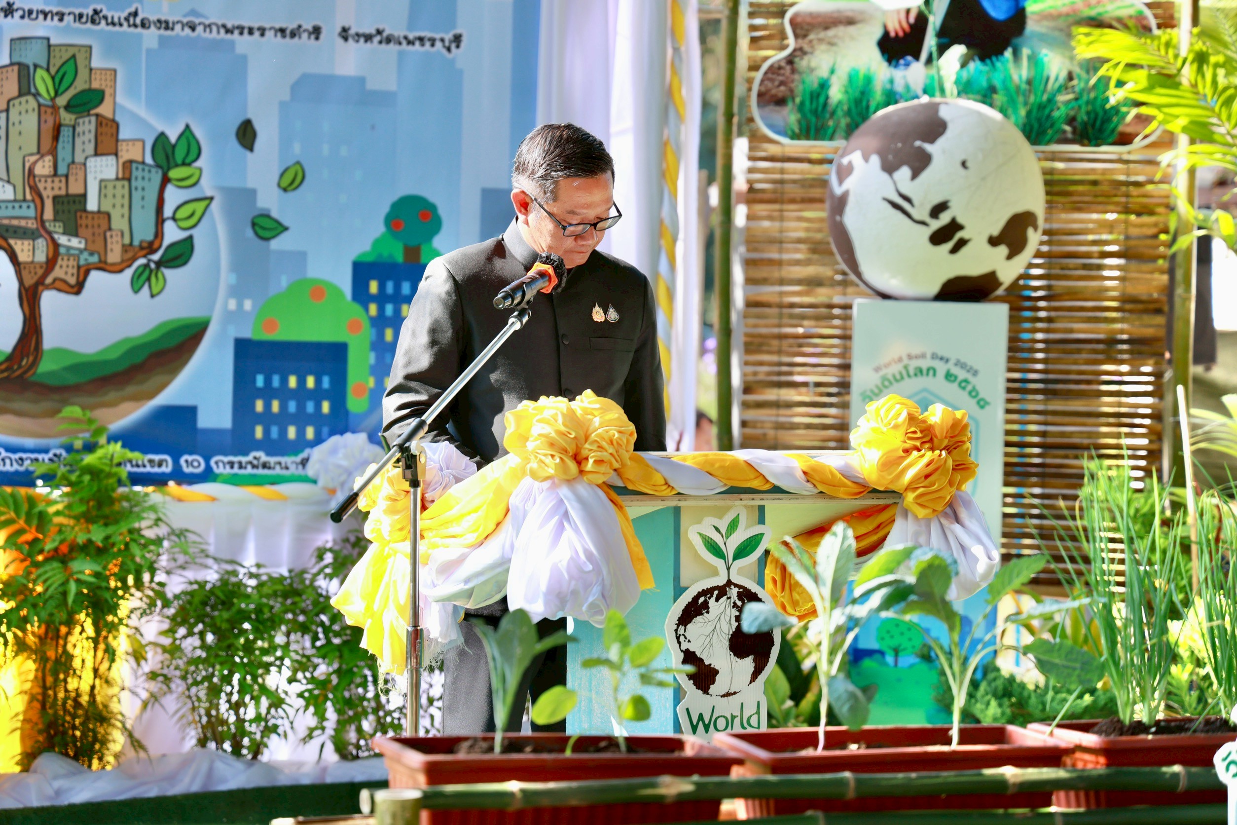 ส.ป.ก.เพชรบุรี ร่วมงานวันดินโลก (World Soil Day) เพื่อให้เป็นวาระในการสื่อความสำคัญของทรัพยากรดิน และเป็นการเฉลิมพระเกียรติแด่พระบาทสมเด็จพระบรมชนกาธิเบศร มหาภูมิพลอดุลยเดชมหาราช บรมนาถบพิตร