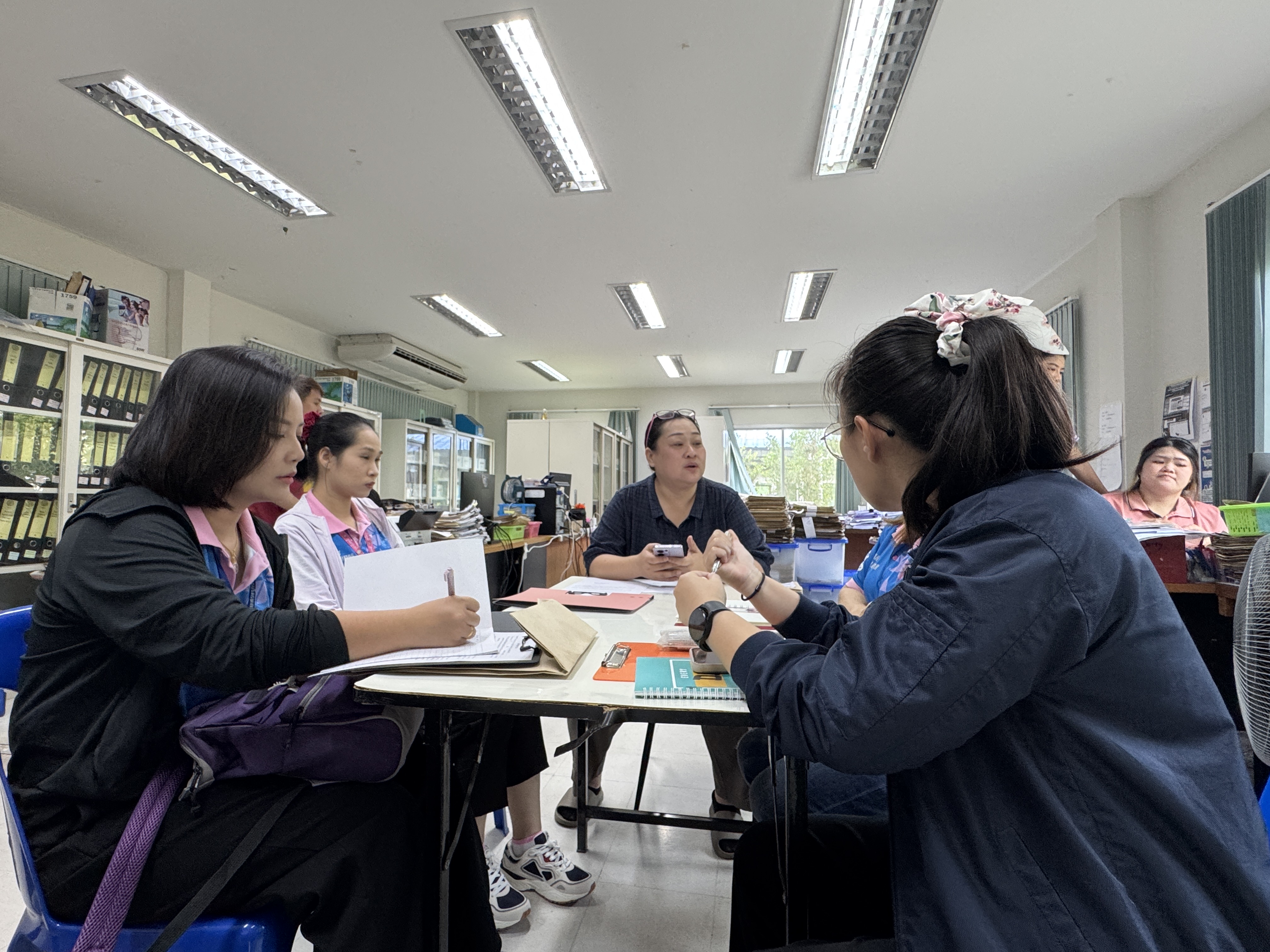 ส.ป.ก. เพชรบรี ร่วมให้ข้อมูลผลการดำเนินงาน ปัญหา อุปสรรค และข้อเสนอแนะของโครงการจัดที่ดินเพื่อเกษตรกรรม กับสำนักงานเศรษฐกิจการเกษตร