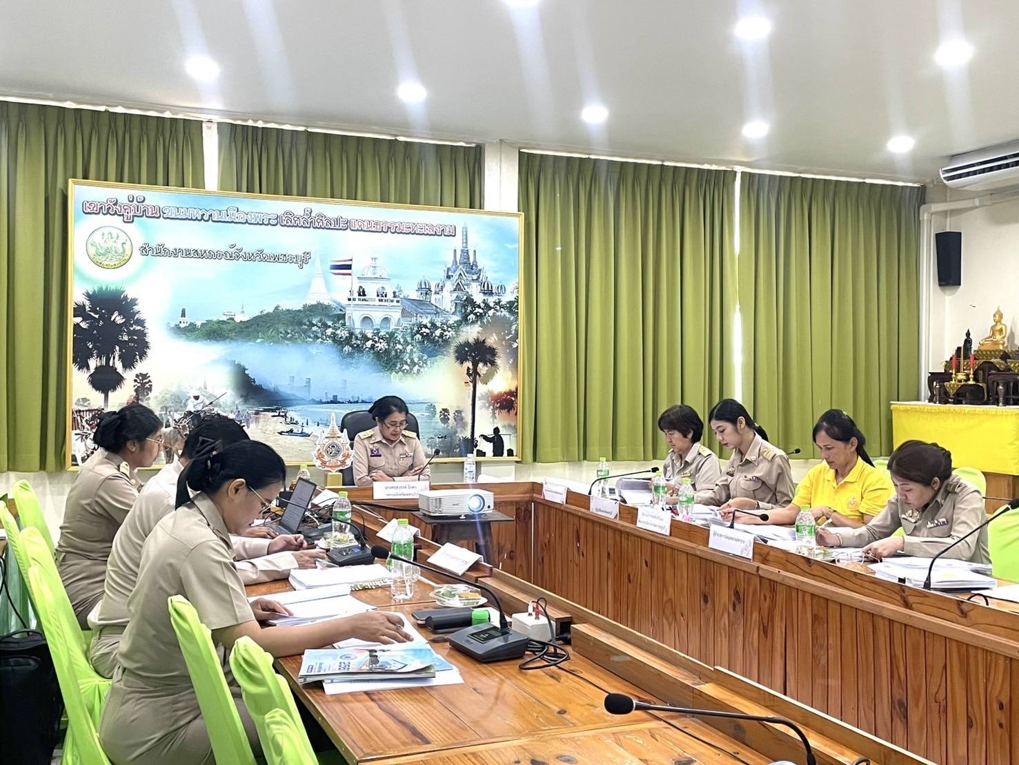 ส.ป.ก. เพชรบุรี เข้าร่วมประชุมคัดเลือกสหกรณ์และกลุ่มเกษตรกรต้นแบบที่น้อมนำหลักปรัชญาของเศรษฐกิจพอเพียงไปประยุกต์ใช้ในการดำเนินงาน ระดับจังหวัด