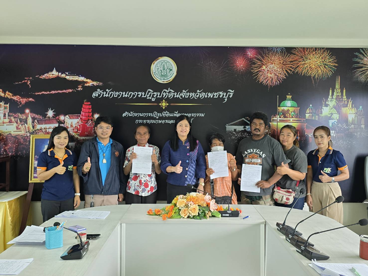 ส.ป.ก.เพชรบุรี จัดทำสัญญากู้ยืมเงินกองทุนการปฏิรูปที่ดินเพื่อเกษตรกรรม และมอบสินเชื่อให้แก่เกษตรกรในเขตปฏิรูปที่ดินจังหวัดเพชรบุรี  จำนวน 5 กลุ่ม 17 ราย