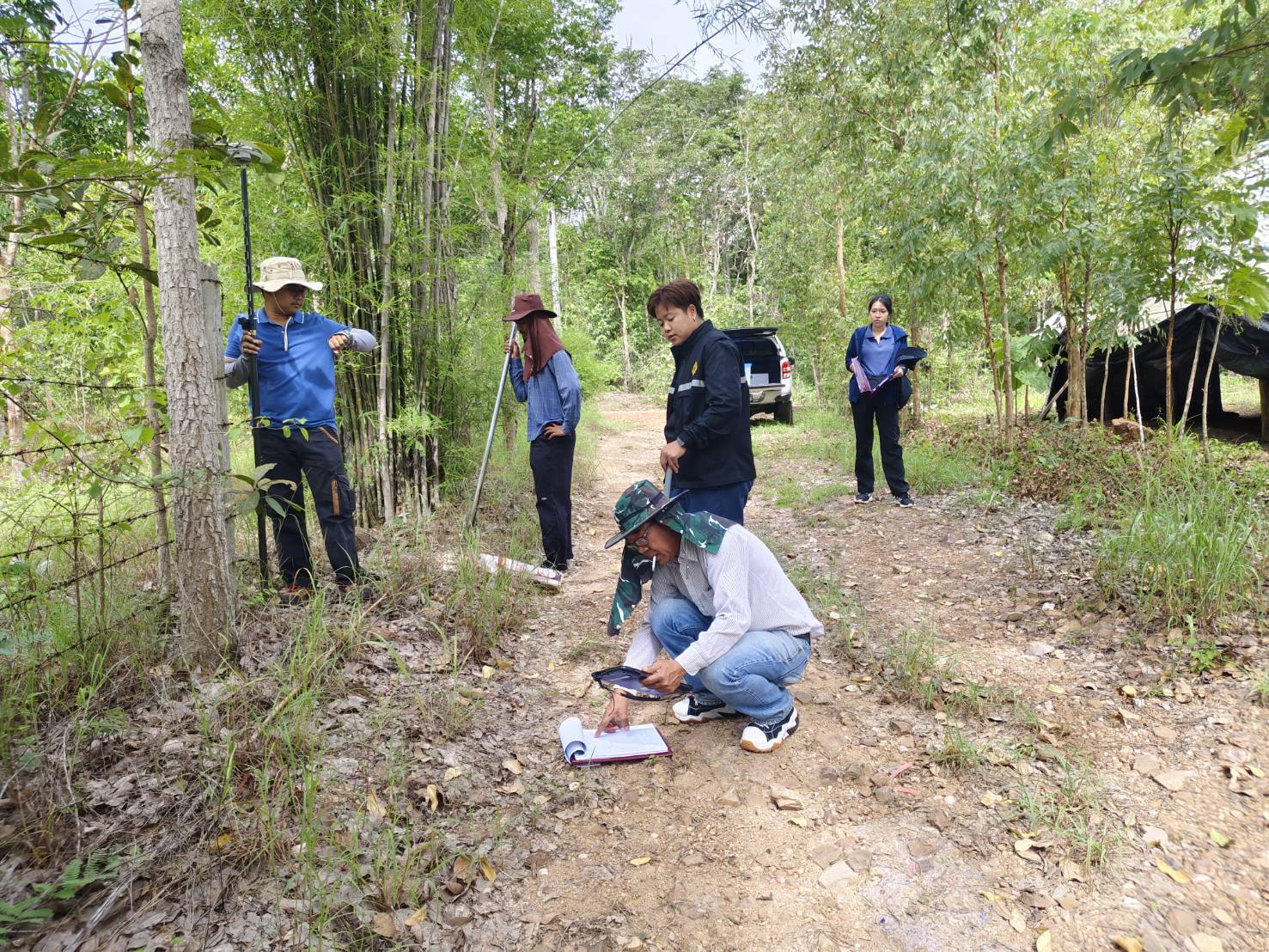 ส.ป.ก.เพชรบุรี ดำเนินการตรวจสอบแปลงที่ดินที่ขออนุญาตก่อสร้างถนนคอนกรีตเสริมเหล็กสายบ้านเนินมะขามป้อม-พุม่วง 