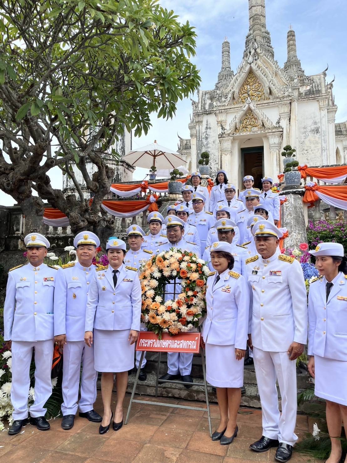 ส.ป.ก.เข้าร่วมพิธีวางพวงมาลา ถวายเครื่องราชสักการะ เนื่องในวันรัฐพิธี ที่ระลึกพระบาทสมเด็จพระจอมเกล้าเจ้าอยู่หัว รัชกาลที่ 4