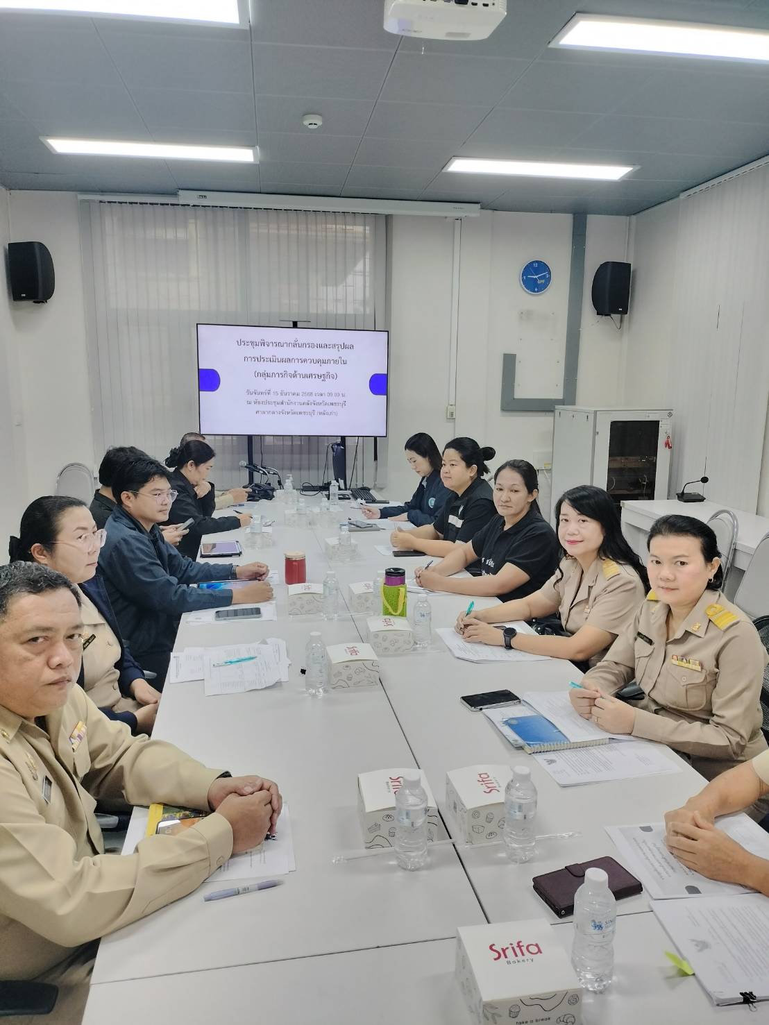 title - ปฏิรูปที่ดินจังหวัดเพชรบุรี มอบหมายให้ นายอดุลย์ สินธุสน นักวิชาการเงินและบัญชีชำนาญการ ร่วมประชุมพิจารณากลั่นกรองและสรุปผลการประเมินผลการควบคุมภายใน (กลุ่มภารกิจด้านเศรษฐกิจ)