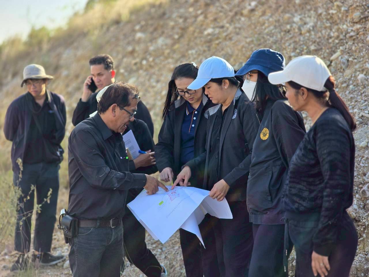 เจ้าหน้าที่ ส.ป.ก.เพชรบุรี พร้อมด้วย เจ้าหน้าที่สำนักบริหารกองทุนและเจ้าหน้าที่สำนักพัฒนาพื้นที่ปฏิรูปที่ดิน ลงพื้นที่สำรวจและตรวจสอบความพร้อมในการพัฒนาโครงสร้างพื้นฐานด้านแหล่งน้ำ (สระ 10) และแปลงชุมชน ภายใต้โครงการแก้ไขปัญหาที่ดินทำกินเกษตรกรสภาประชาชน 4 ภาค จังหวัดเพชรบุรี