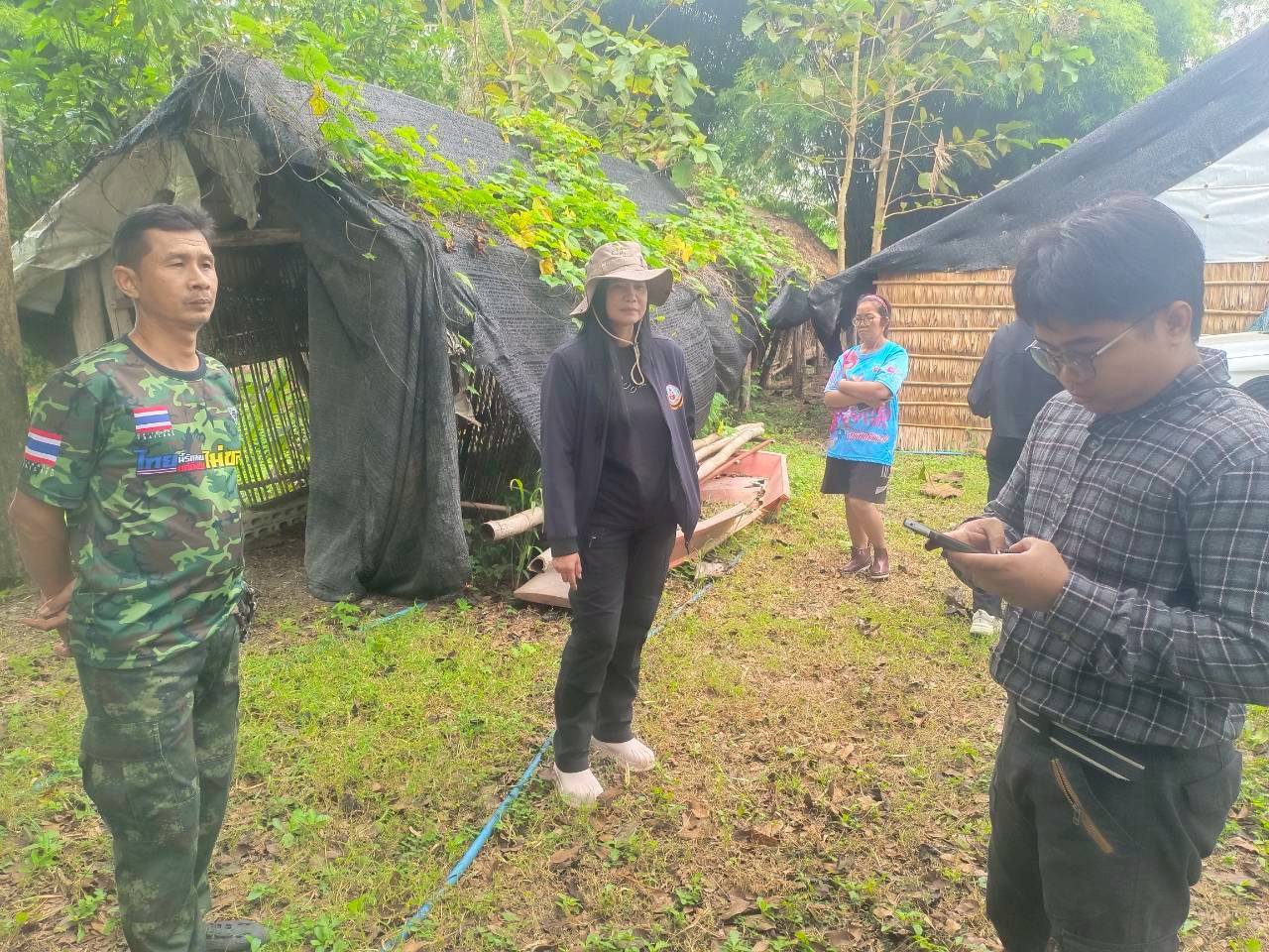 ส.ป.ก.เพชรบุรี พร้อมด้วย เจ้าหน้าที่จากสถานีพัฒนาที่ดินเพชรบุรี ลงพื้นที่ตรวจสอบโครงการก่อสร้างแหล่งเก็บน้ำในไร่นานอกเขตชลประทาน ขนาด 1,260 ลบ.ม. (ข่าวแชร์)