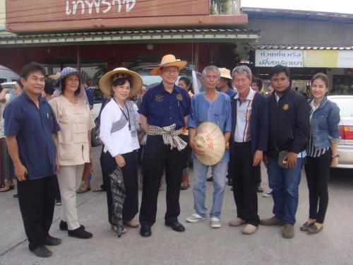 นายไพน้อย แซ่เตียว รักษาราชการปฏิรูปที่ดินจังหวัดเพชรบุรี เข้าร่วมงานประเพณีวันเกษตรกรทำบุญกลางทุ่งปีที่ 26  
