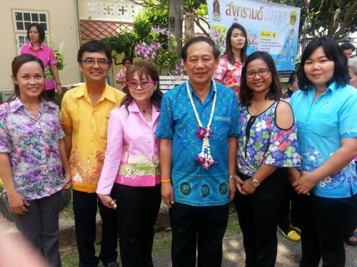 นางจิดาภา ชยธรกุลศิริ รักษาราชการปฏิรูปที่ดินจังหวัดเพชรบุรี ข้าราชการและเจ้าหน้าที่ส.ป.ก.เพชรบุรี เดินทางเข้าพบนายมณเฑียร ทองนิตย์ ผู้ว่าราชการจังหวัดเพชรบุรี เพื่อรดน้ำขอพรเนื่องในวันสงกรานต์วันสำคัญของไทย  