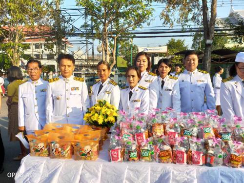 พิธีทำบุญตักบาตร พิธีถวายพานพุ่มดอกไม้และถวายบังคม เนื่องในวันพ่อแห่งชาติ พ.ศ.๒๕๖๒