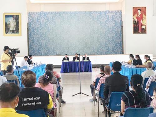 ปฏิรูปที่ดินจังหวัดเพชรบุรี ร่วมประชุมหารือกับคณะกรรมาธิการวิสามัญพิจารณาศึกษาปัญหาที่ดินและการออกเอกสารสิทธิ์ในที่ดินสภาผู้แทนราษฎร ณ หอประชุมอำเภอหนองหญ้าปล้อง จังหวัดเพชรบุรี 