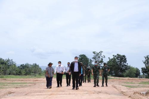 ลงพื้นที่เพื่อตรวจเยี่ยมการดำเนินงานก่อสร้างถนนในแปลงเกษตรกรรม และงานพัฒนาแหล่งน้ำในเขตปฏิรูปที่ดินโครงการแก้ไขปัญหาที่ดินทำกินของสภาเกษตรกรประชาชน 4 ภาค