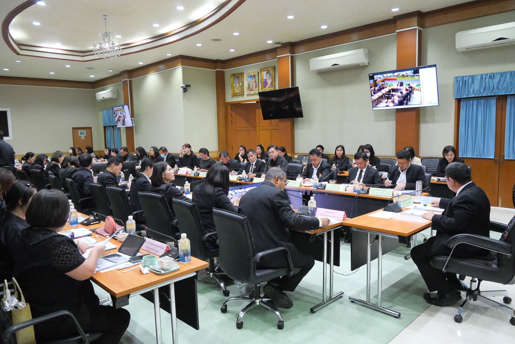 title - ส.ป.ก.เพชรบุรี พร้อมด้วยผู้อำนวยการกลุ่ม/ฝ่าย ร่วมประชุมคณะทำงานติดตามและเร่งรัดการใช้จ่ายเงินงบประมาณ ประจำปีงบประมาณ พ.ศ. 2569 ของสำนักงานการปฏิรูปที่ดินเพื่อเกษตรกรรม (ส.ป.ก.) ครั้งที่ 8/2568