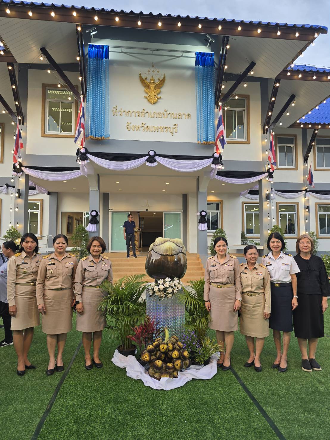 title - ส.ป.ก.เพชรบุรี ร่วมพิธีเปิดป้ายอาคารที่ว่าการอำเภอบ้านลาด (หลังใหม่) โดยมีนายอนุทิน ชาญวีรกุล นายกรัฐมนตรีและรัฐมนตรีว่าการกระทรวงมหาไทย เป็นประธานในพิธีฯ