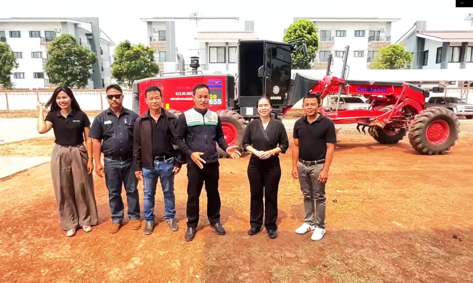 ส.ป.ก.พิษณุโลก ได้รับความอนุเคราะห์จากองค์การบริหารส่วนจังหวัดพิษณุโลก  ปรับพื้นที่โดยรอบการคารสำนักงาน ส.ป.ก.พิษณุโลก