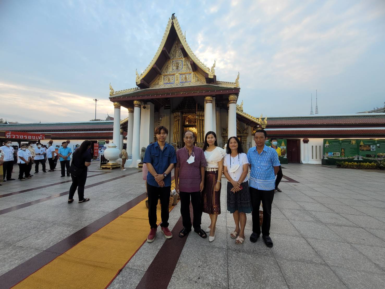 วันที่ 13 พฤษภาคม 2566 ส.ป.ก.พิษณุโลก ร่วมทำบุญตักบาตรในกิจกรรม “ชินะราชา เบิกฟ้าเสริมบุญ ตักบาตรรับอรุณ หน้าวิหารเสริมพลังศรัทธา @ เมืองสองแคว”