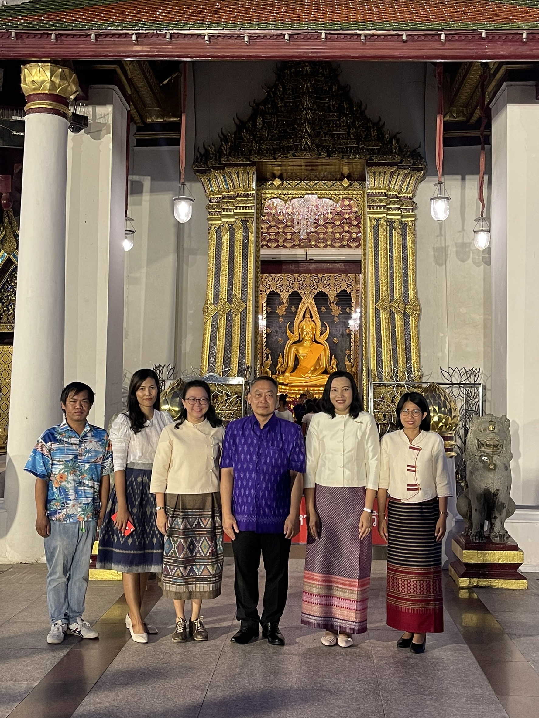 วันที่ 3 ธันวาคม 2565 เวลา 06.00 น. นางสาวอมรรัตน์ แขวงโสภา ปฏิรูปที่ดินจังหวัดพิษณุโลก พร้อมเจ้าหน้าที่ ส.ป.ก.พิษณุโลก  ร่วมทำบุญตักบาตรในกิจกรรม “ชินะราชา เบิกฟ้าเสริมบุญ ตักบาตรรับอรุณ หน้าวิหารเสริมพลังศรัทธา @ เมืองสองแคว” 
